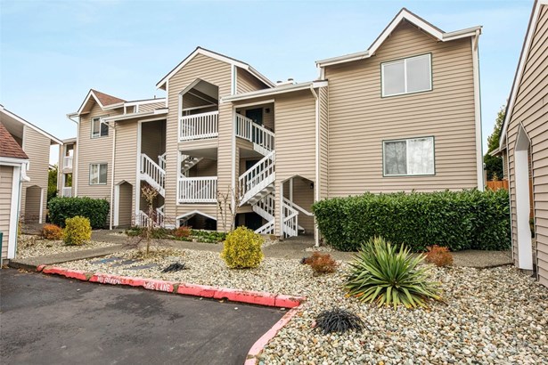 You will love this top floor condo in smaller condo community in a convenient location.