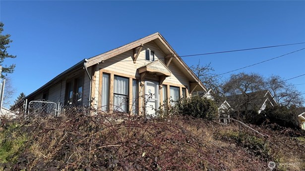 The existing 1915-built, 1-story home with 2 bedrooms and 1 bath is in need of significant repairs and may be best suited as a tear-down.