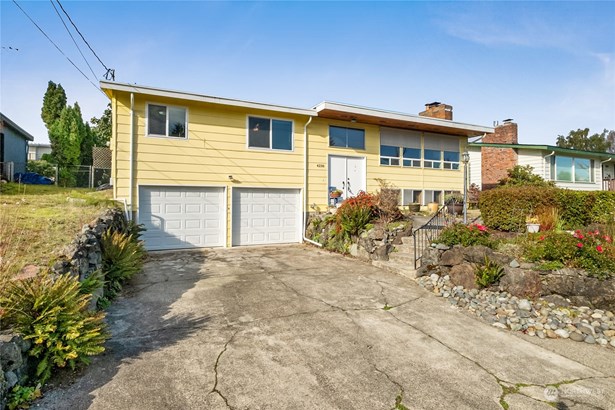 A classic Tacoma home with enormous space and an unbeatable location, offering both charm and practicality in every corner.