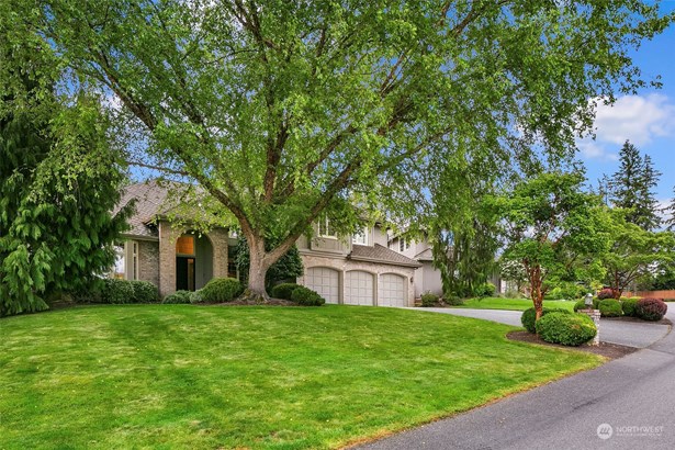 A stately home to make your own in The Montage Subdivision! Quiet & Peaceful Location within the Lake Washington School District. Over 3,200 sq ft of living space, and big 13,000 sq ft lot to enjoy.   Lovely landscaping and a big shade tree out front.