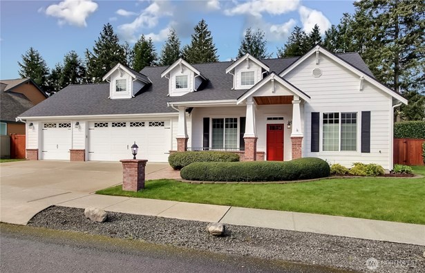Front view of home, talk about curb appeal! Professionally landscaped, love the wide driveway with all the parking.