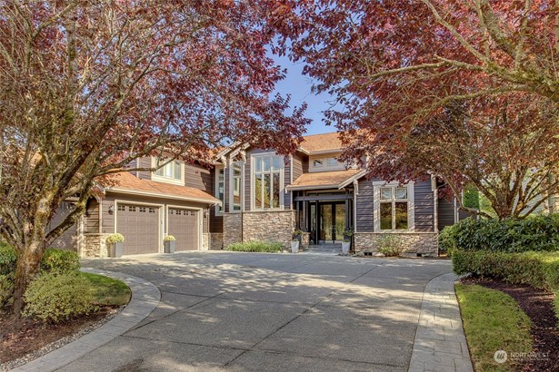 This magnificent 2-story home in the coveted and tree-lined Cascade View neighborhood rests above the 7th fairway on the nationally acclaimed &#34;The Club at Snoqualmie Ridge&#34; with mountain and territorial views.