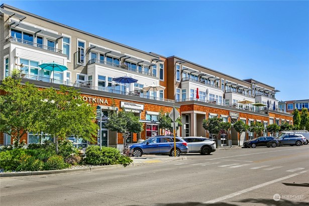 Harbor Square Condos and shops on Winslow Way