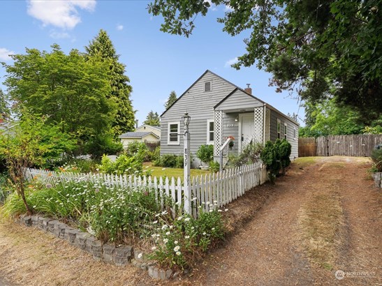 Front yard with long driveway.