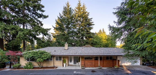 Solid MCM home in a beautiful neighborhood near the sound, the best of Burien and Normandy Park.