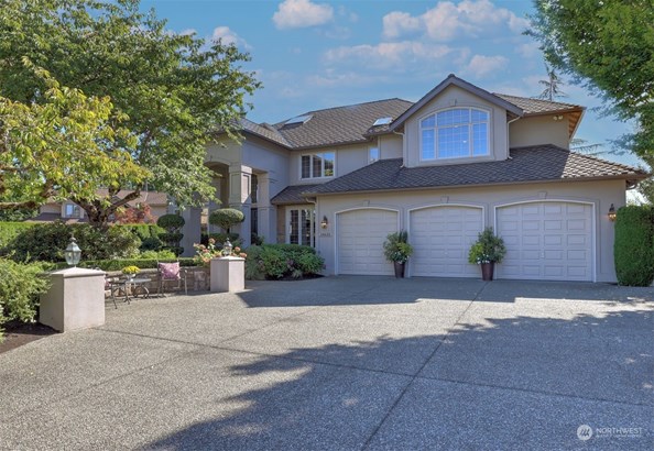 We are excited to present to you this unique opportunity~ This premium golf course lot in the Montrachet neighborhood in Sammamish features luxurious updates & supreme privacy. Its&#39; commanding presence welcomes you home!