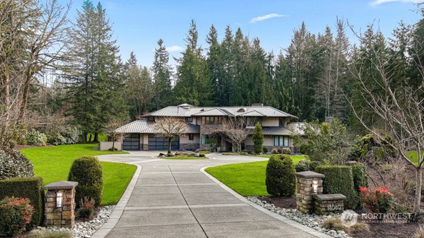 Beautifully remodeled estate home in Lake of the Woods.