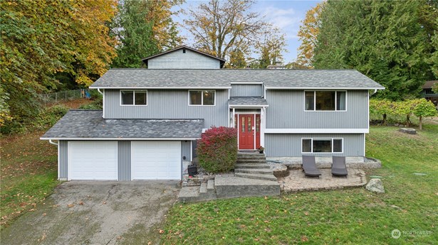 Split level home in the Keyport area of Poulsbo. 3 beds with an extra bonus room and 3 baths.