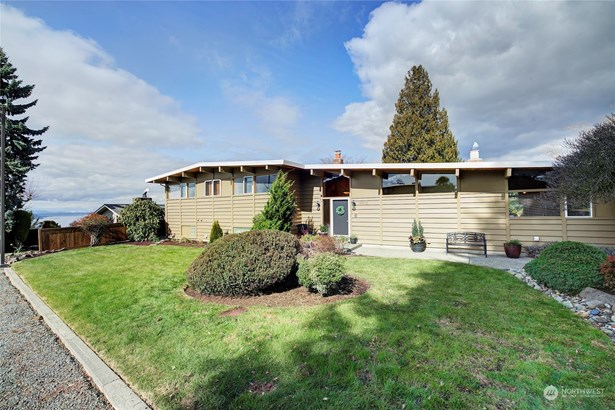Welcome home! Pride of ownership gleams from this stunning Shorewood midcentury home with views