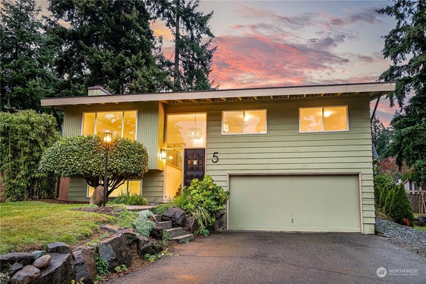 Shelton View Charmer Northwest on expansive lot with an extra-large garage.