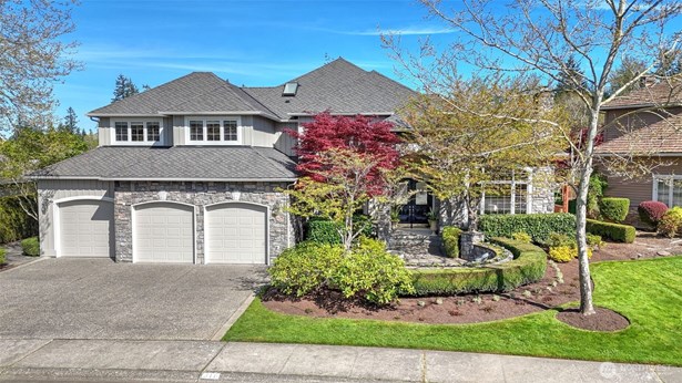 Welcome to the Montrachet neighborhood in Sammamish! Located on the 15th fairway of the Plateau Golf course, this unique floor plan has so much to offer.
