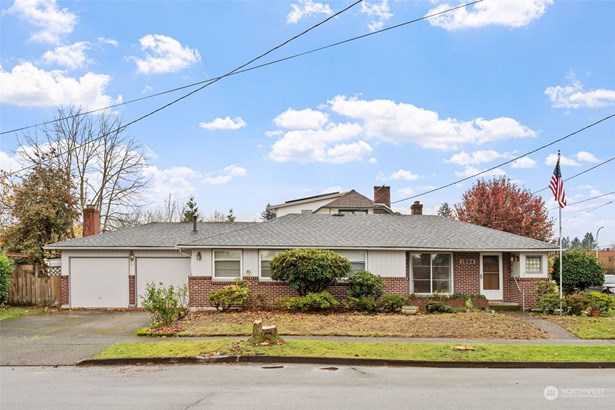 Charming brick Rambler on corner lot in the very desirable Downtown Auburn