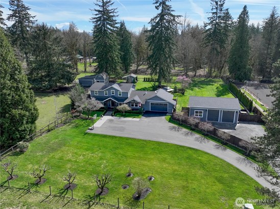 Beautiful farmhouse on 2.7 acres