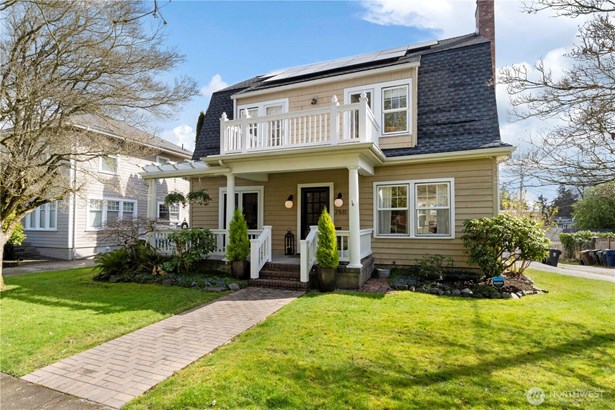Perfect Dutch colonial in the perfect location