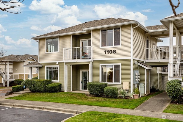 Welcome home to this top-floor end-unit condo in lovely Heatherwood At Lakeland!