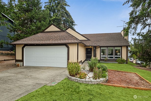 Fantastic move-in ready rambler with large attached garage!