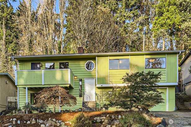 Private and peaceful setting for this sweet mid century home.