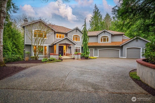 Welcome to Broadhurst, a sprawling estate neighborhood in Redmond with beautiful custom homes on acre plus lots.