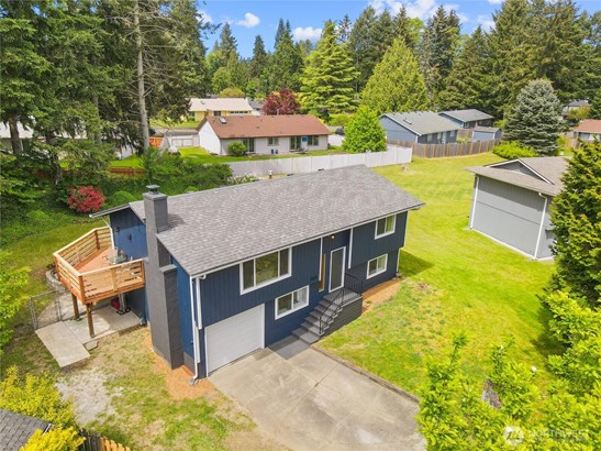 Gorgeous split level with fully fence back yard!