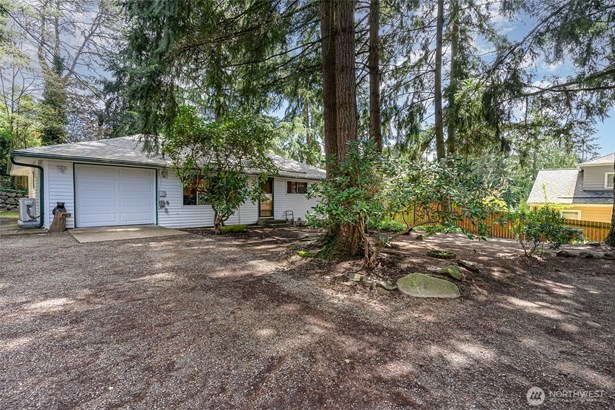 Discover this charming 3-bedroom, 1-bath rambler tucked away in a peaceful Burien setting.