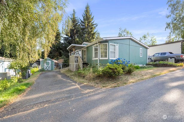 Parking at front of house.  Level entry in back.  Fully fenced back yard