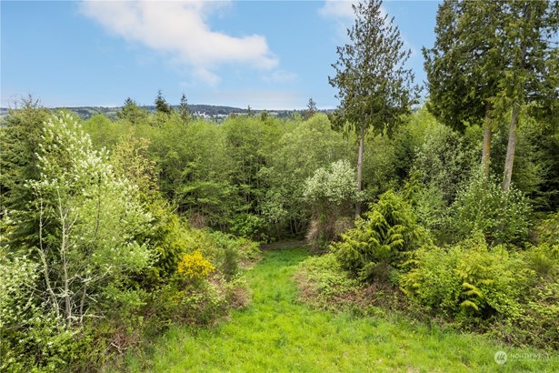 A lovely 3/4 acre lot ready for your new home!