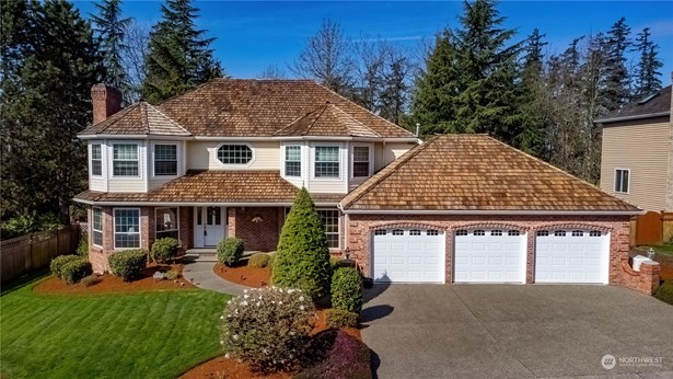 Magnificent 3,140 sq. ft. home with 3 car garage backing on to Auburn Golf Course in the 77 home Cobble Creek neighborhood. One owner custom construction home with true old-growth cedar shake roofing, aggregate cement, HardyPlank siding.