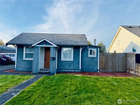 Move in Ready! 1 bedroom, 1 bath. With large detached garage. New Price at 225,000
