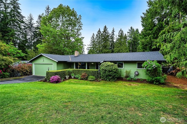 Welcome Home! Large, Level Lot!