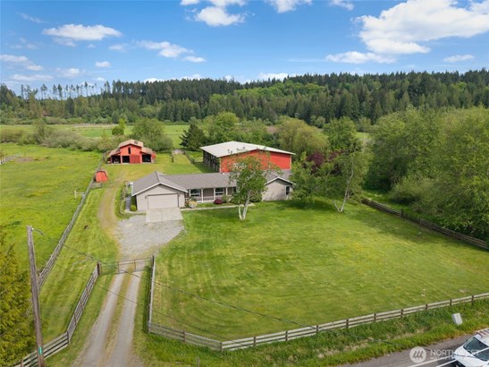 Welcome to your ideal gentleman&#39;s farm. Just shy of 10 private acres, minutes to town.
