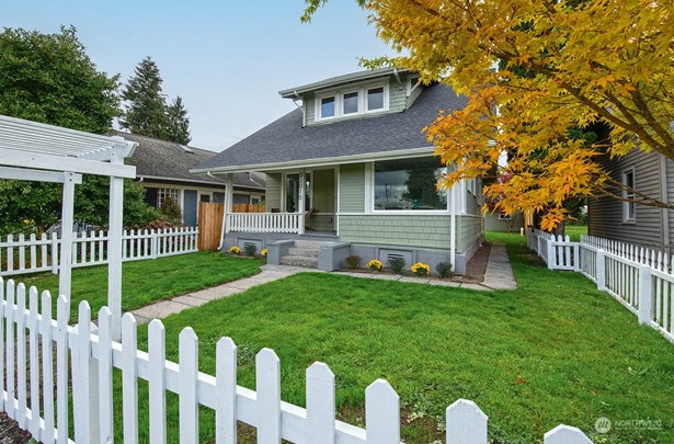 Welcome to this charming craftsman home right in the heart of Carnation!