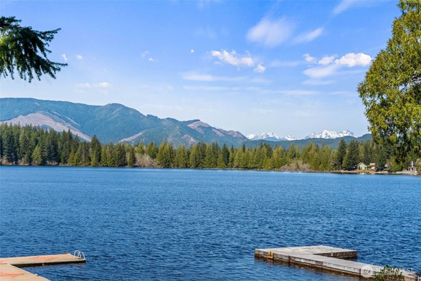 There&#39;s nothing like lake life. Lake Nahwatzel is a full watersport lake with a public launch