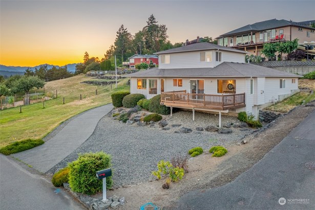 Lovely home with stunning views!