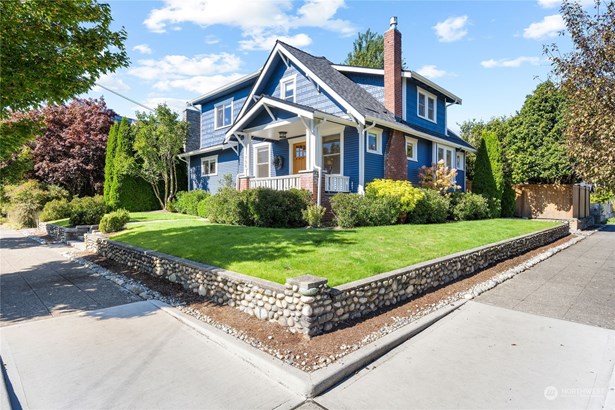 Beautiful Craftsman on a corner lot!