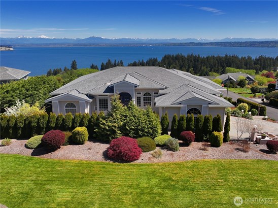 Welcome Home to Stunning Views!