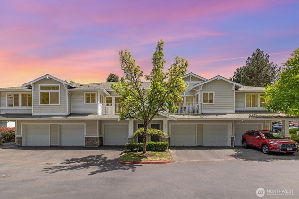 Enjoy community playground, parks & trails minutes from your door!