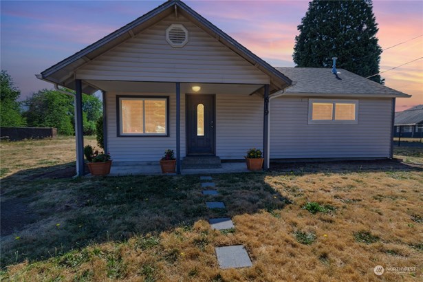 Charming remodeled 1940s rambler in Spinning Elem neighborhood, Puyallup! Over 1500 SF, 3 beds, 2 baths. Enjoy mini-splits for efficient heating/cooling, new LVP flooring, tankless hot water, and energy-efficient windows. Bright interior with skylights, updated appliances, and new blinds throughout. Spacious great room, large fenced yard with storage shed, and paved driveway with secure parking for 4. Partial Mt. Rainier view from the front yard. Seller offers a 1-year Home Warranty. Listed at $509,000. Don&#39;t miss this gem!