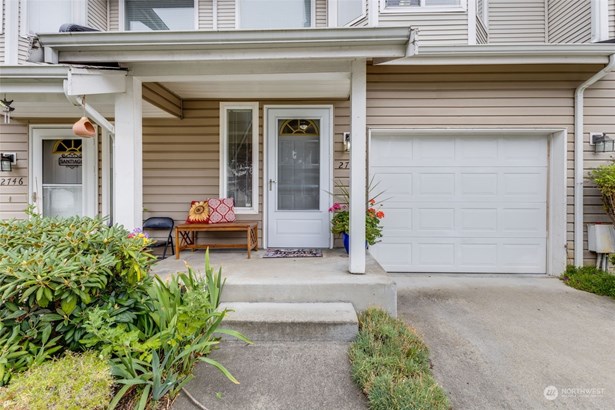 Welcome to this lovely 2 bed & 2.5 bath townhome in a small community in Milton