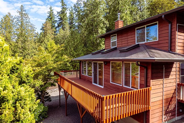 Enjoy your huge deck area that looks out to the Hood Canal & Olympic Mountains.