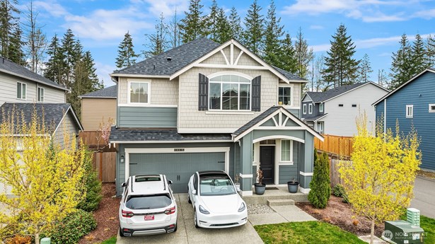 A lovely DR Horton Built Home - 5 Bedrooms & 2.75 Bathrooms / Open Concept Design in the Main Living Area!  Over 2,500 sq ft of Living Space & 2 Car Garage