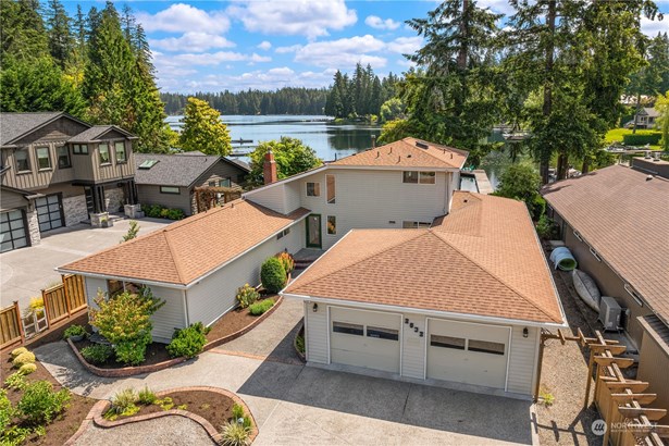 Stunning waterfront property featuring a spacious home with direct access to the serene lake. It is nestled in a picturesque neighborhood, with wonderful neighbors.