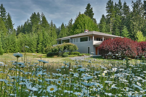 Nestled on 5 pastoral acres in Langley, near Lone Lake, Bayview, and Double Bluff Beach, this property offers a captivating escape from the ordinary.