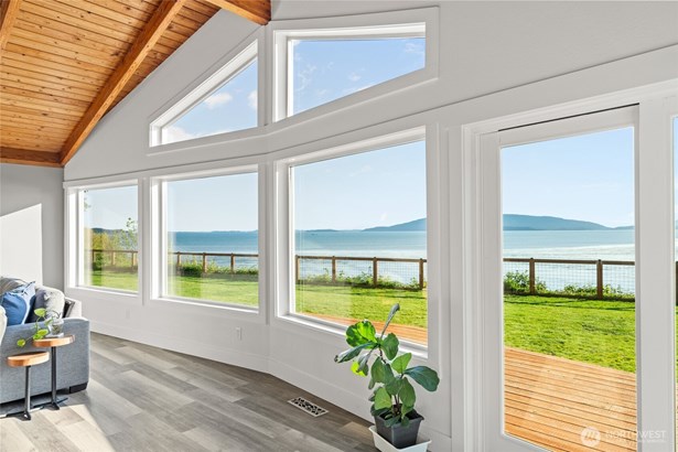 Panoramic bay views