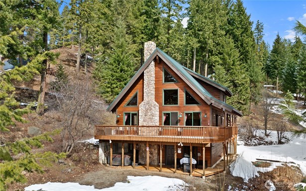 Absolutely the picturesque cabin everyone dreams of. The rustic flair makes this cabin unique & one of my favorite!