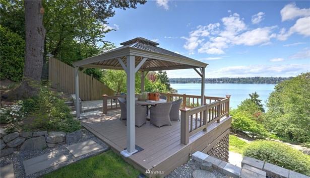 Gold Coast Living with shared waterfront on Mercer Island