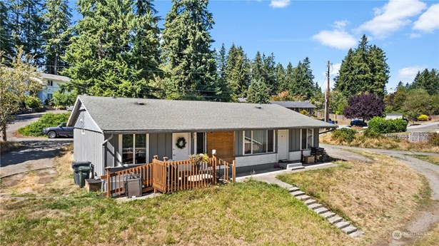 Two income producing units side by side in the growing Bonney Lake area!