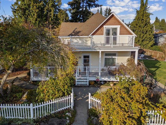 Welcome Home to this lovely remodeled and updated farmhouse!