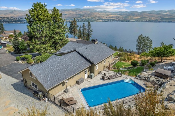 In-Ground Pool with Stunning Views of the Lake!