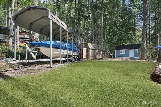 Welcome To Your Getaway! 200 Sq. Ft Tiny Home, Shed and Carport.  2 Minute Walk To The Lake!