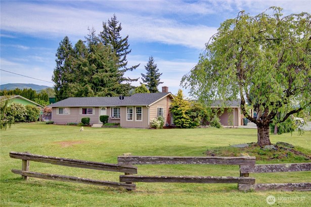 Charming 2bed 1 bath home on large .45 acre lot with Shop!